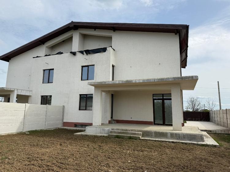 Casă individuală cu 5 camere cu Canalizare în Dârvari