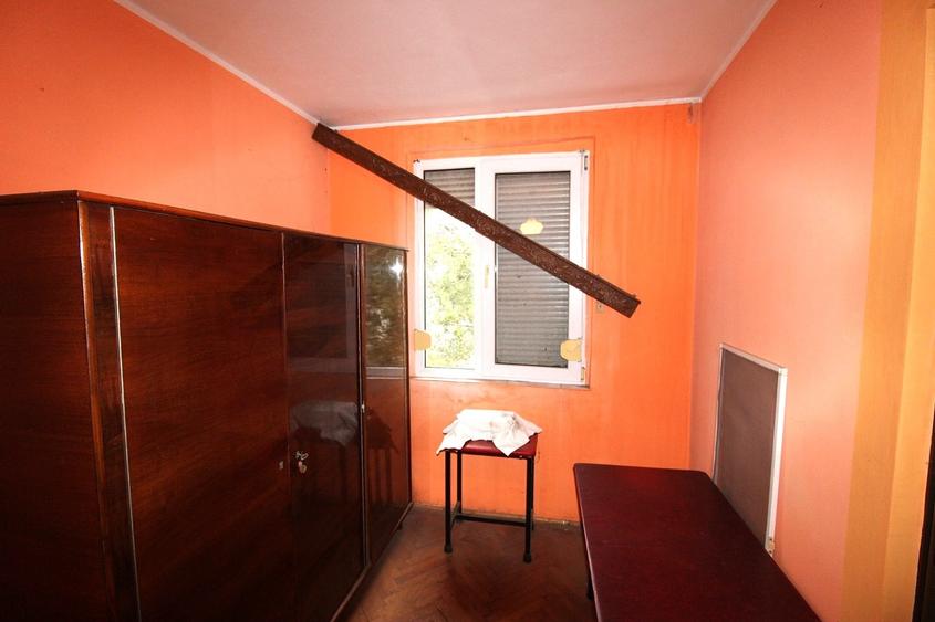 Apartament cu 3 camere semidecomandat în Micro 19