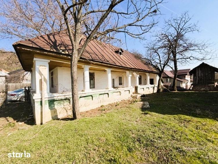 Casă cu 5 camere cu Teren 1490 Mp în Curtișoara