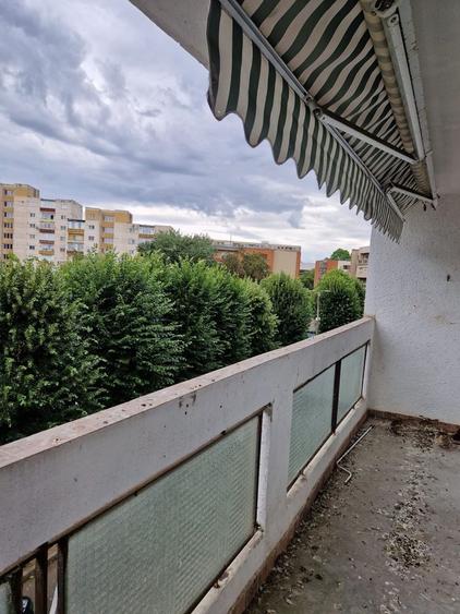 Apartament cu 3 camere decomandat în Polivalentă