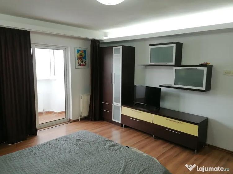 Garsoniera , Sebastian, Bloc mixt - 4