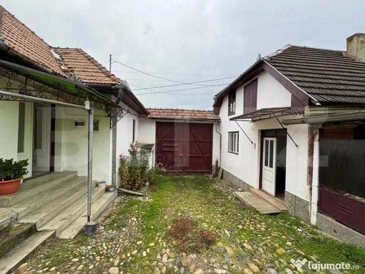 Casă cu 7 camere cu Teren 2461 Mp în Central