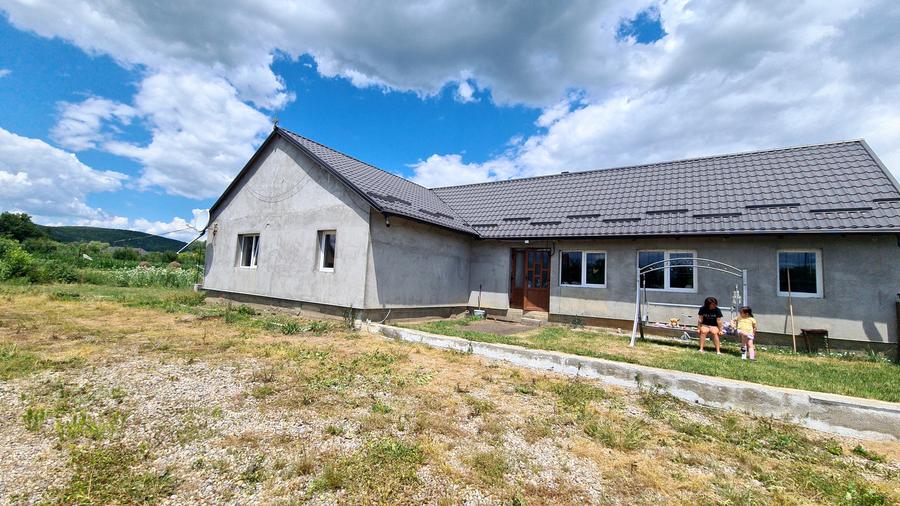Casă individuală cu 3 camere cu Teren 2312 Mp în Podu Oltului