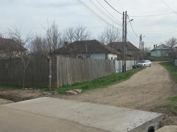 Vand urgent 2 case in aceea?i curte in BARCA, Dolj la 40 km de Craiova - 1