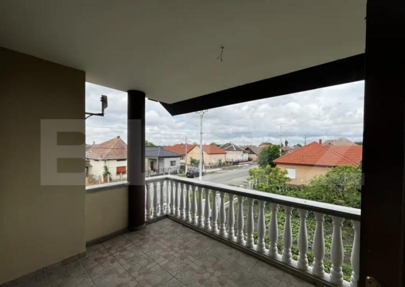 Casa de vanzare in Lazuri, ideala si pentru investitii - 5