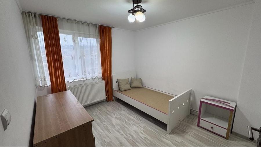 Apartament cu 4 camere decomandat în Central