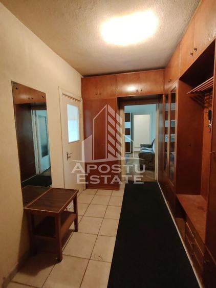 Apartament cu 3 camere semidecomandat, mobilat în Central