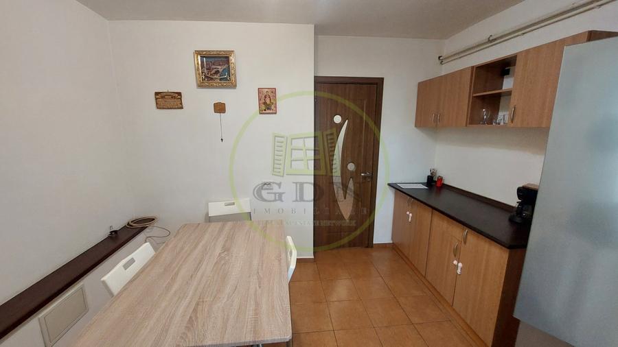 Apartament cu 3 camere decomandat, mobilat în Rovine