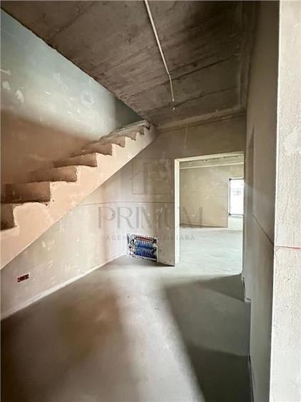 GIROC - Duplex despartit prin camera tehnica - 5 Camere - 3 Bai - 2