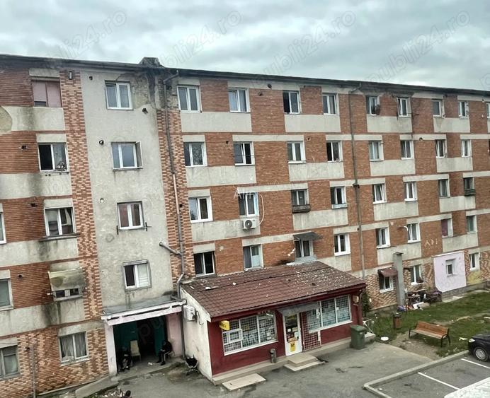 Se vinde camera- Bloc CM 5, Hunedoara , langa Parcul Corvin, semi renovata Se vinde camera- Bloc CM 5, Hunedoara , langa Parcul Corvin, semi renovata