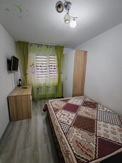Vând apartament 3 camere semidecomandat 55mp izolat gaze et3 str.Aleea Farului h - 4