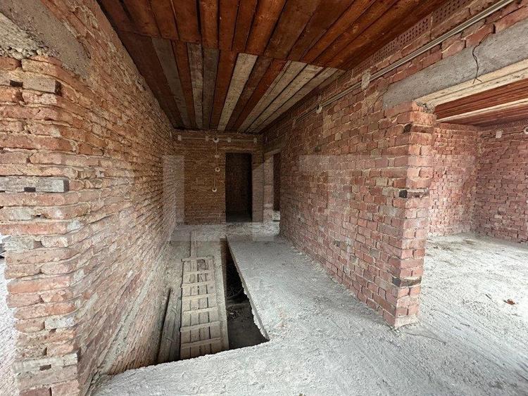 Casa la ro?u cu 7 camere, 2 bai, 1 bucatarie. - 5