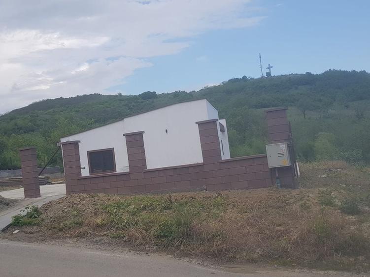 Casă cu 4 camere decomandat în Tomești