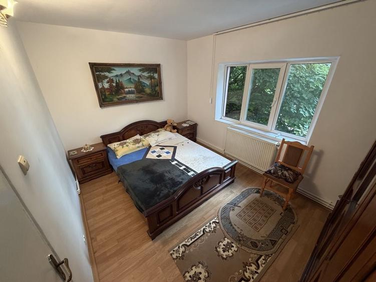 Apartament cu 3 camere semidecomandat în Posta