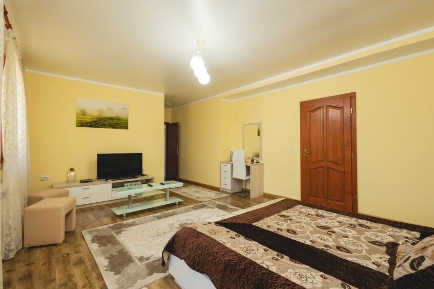 Casă individuală cu 9 camere cu Canalizare în Neagra Șarului