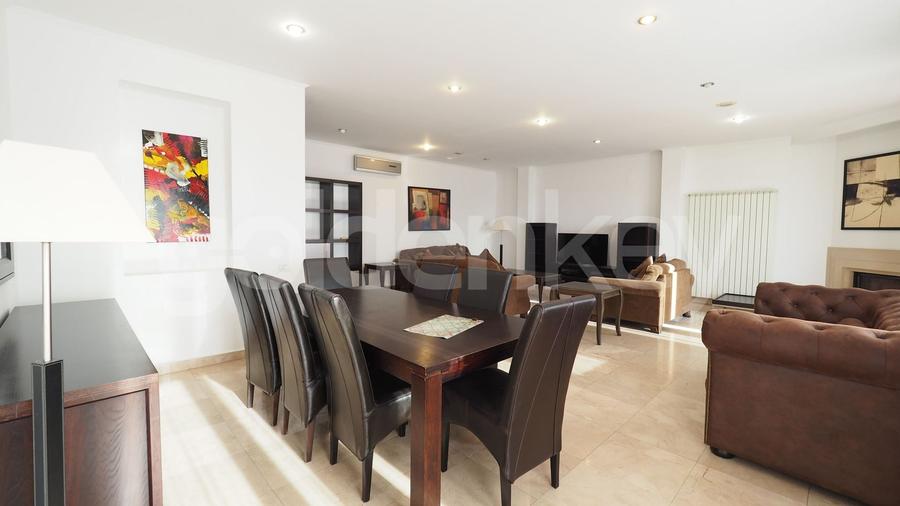 Penthouse cu 5 camere decomandat, mobilat în Șoseaua Nordului
