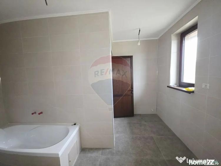 Casă cu 4 camere cu Teren 6110 Mp în Girov