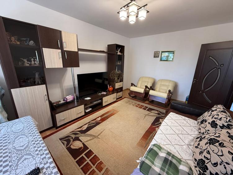 Apartament cu 3 camere decomandat, mobilat în Drumul Taberei