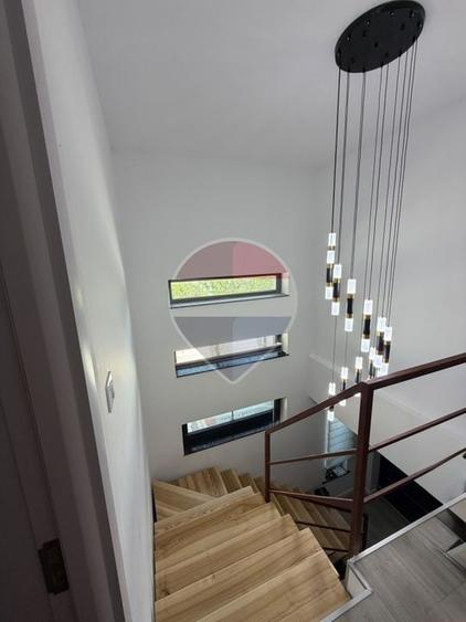 Casă cu 4 camere cu Teren 1200 Mp în Central