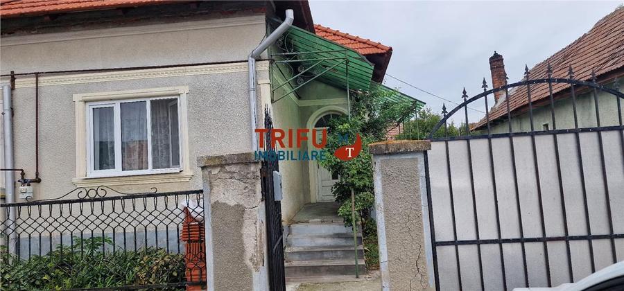 Casă individuală cu 4 camere cu Canalizare în Totoi