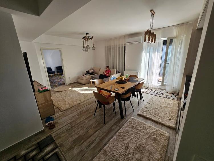 Apartament cu 4 camere semidecomandat în Avantgarden