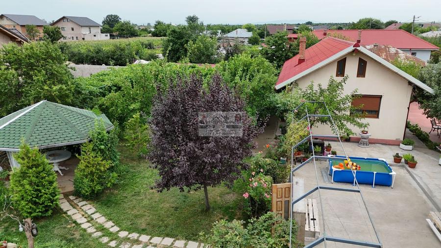 Casă individuală cu 6 camere cu Canalizare în Est
