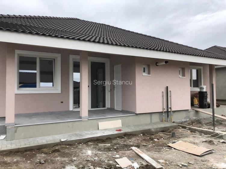 Casă cu 3 camere în Moșnița Nouă Casă cu 3 camere în Moșnița Nouă