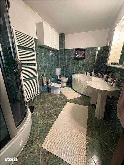 Casă cu 8 camere cu Teren 800 Mp în Central