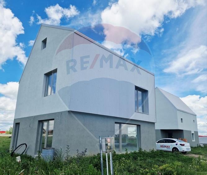 Casă / Vilă - 132,5 mp  , teren - 264 mp  / zona Cârcea - 25