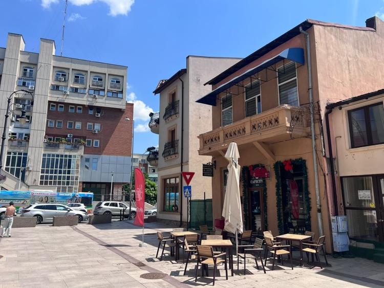 Casă individuală cu 8 camere cu Canalizare în Central