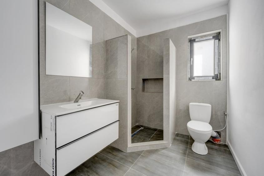 Casă individuală cu 8 camere cu Canalizare în Domnești