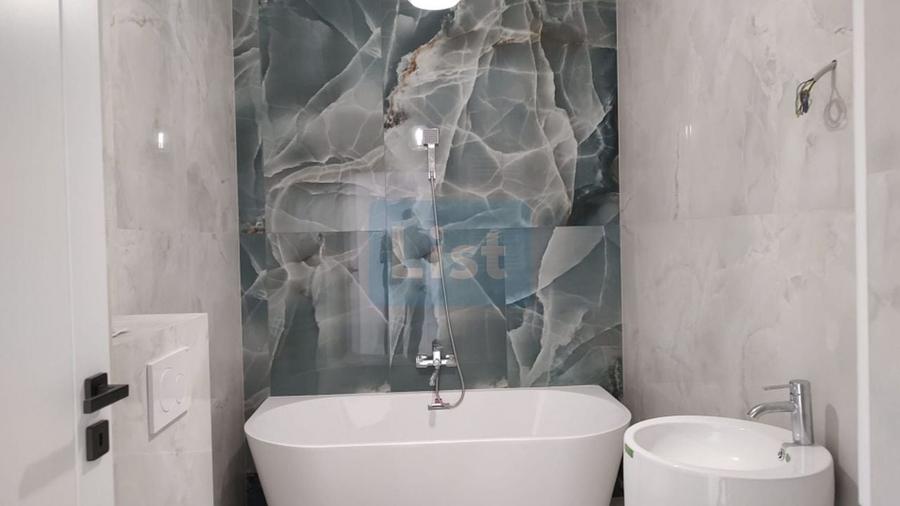 Penthouse cu 5 camere decomandat, mobilat în Nufărul