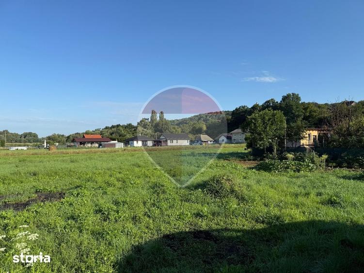 Teren de 600 mp, în Groși