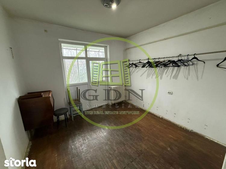 Apartament cu 3 camere semidecomandat în Rovine