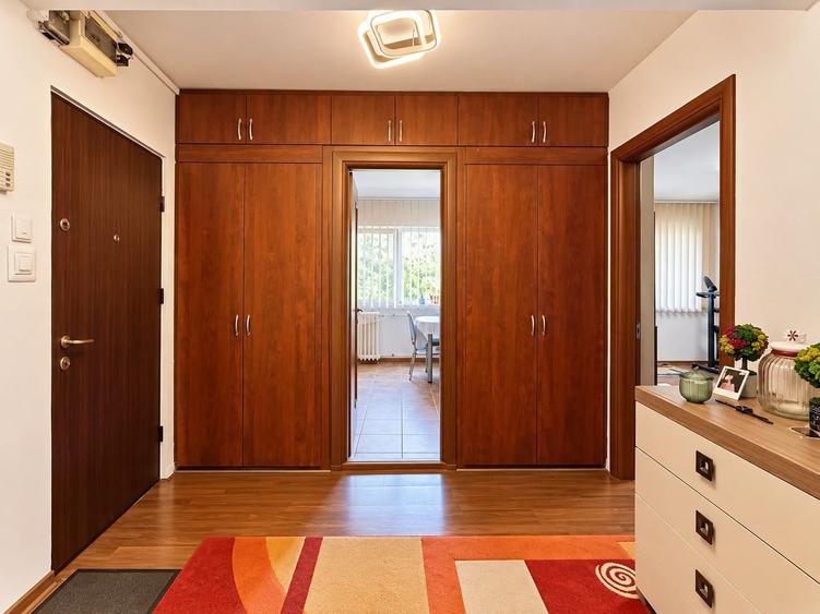 Apartament cu 4 camere decomandat în Decebal