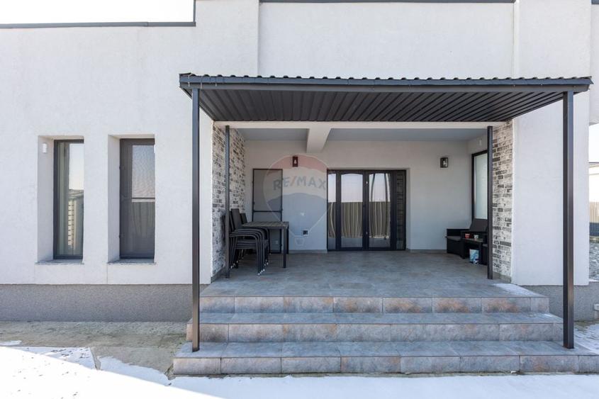 Casă de vânzare - 110 mp,  Serbanesti - 17