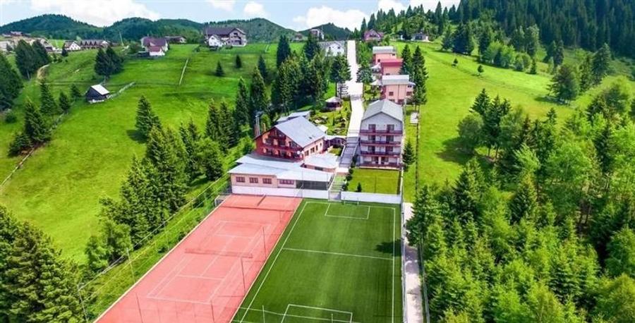 Domeniu turistic, zona pitoreasca, priveliste, aer curat, conditii speciale - 37