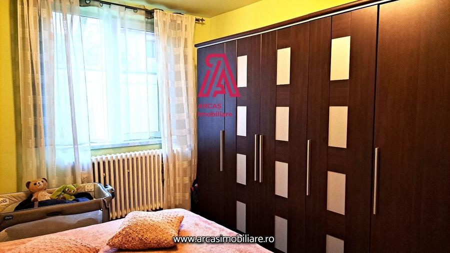Casă cu 7 camere cu Canalizare în Trei Stejari
