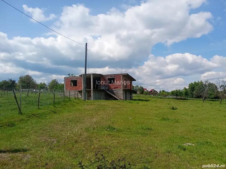 Vand casa la rosu Vand casa la rosu