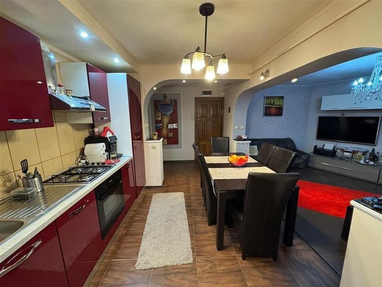 Apartament 3 camere, etaj 3 , zona Liceul Pedagogic, mobilat - 1