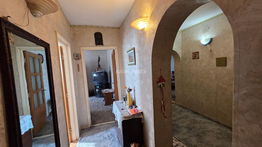 Pod Butelii,3 camere,70 mp,etaj 2/4,balcon mare. Pod Butelii,3 camere,70 mp,etaj 2/4,balcon mare.