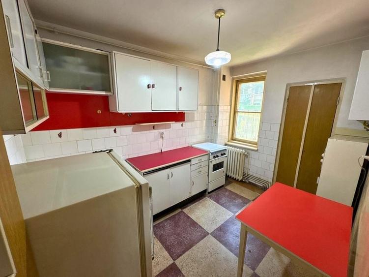 Apartament 3 camere decomandat str. Umbrei 61 mp parter/ etaj 1 - 4