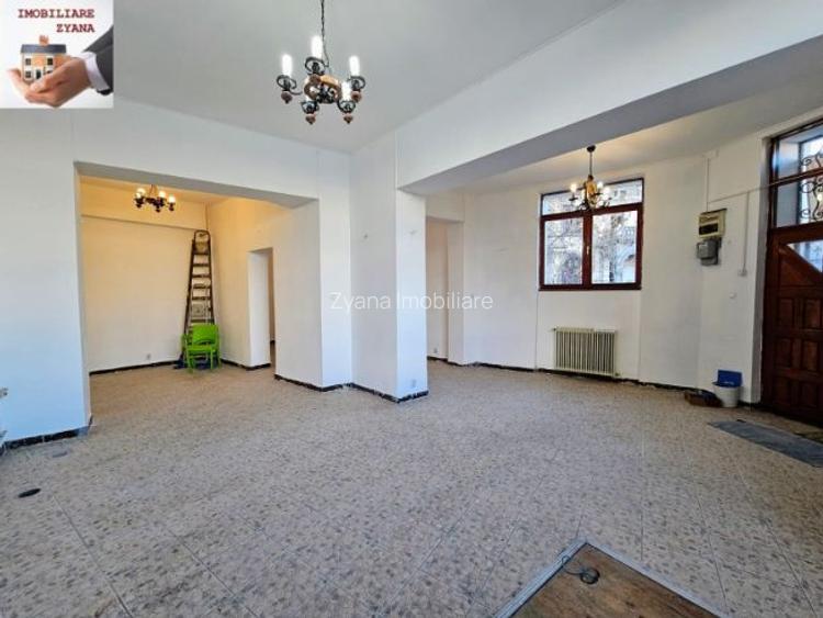 Bd. Unirii – Strada Traian  Vila / Spatiu Comercial Renovat, 10 camere, suprafata utila - 300 mp.