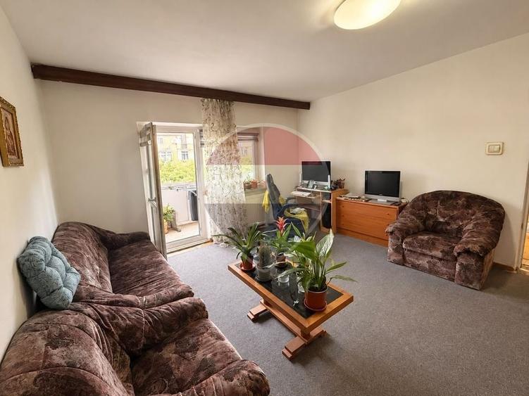 Apartament cu 2 camere semidecomandat, mobilat în Craiovița Nouă