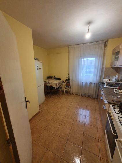 Vand apartament decomandat, 2 camere, situat pe Bulevardul Republicii nr. 1, Zona Nord, chiar langa Spitalul Judetean - 2