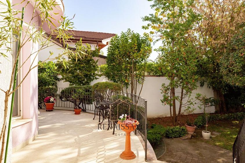 Timisoara - Girocului Vila 12 Camere 4 Bai | 497mp Utili 1373mp Teren - 33