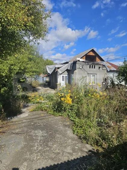 Casa cu acoperisul ars cu teren intravilan, 764 mp, zona Razvad - 6