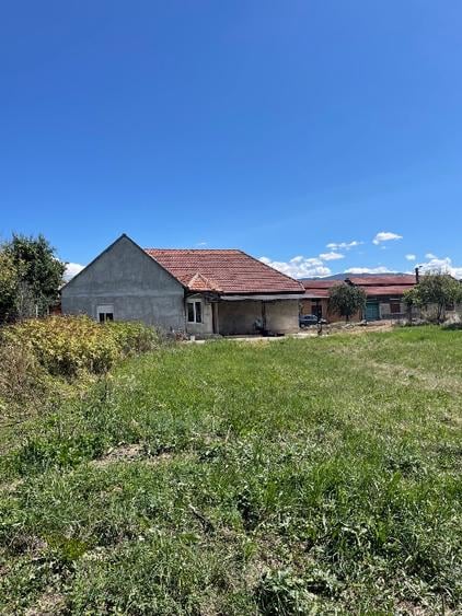 Vând  Casă de vânzare pe două niveluri, independentă, 184 mp la parter, cu mansa - 1