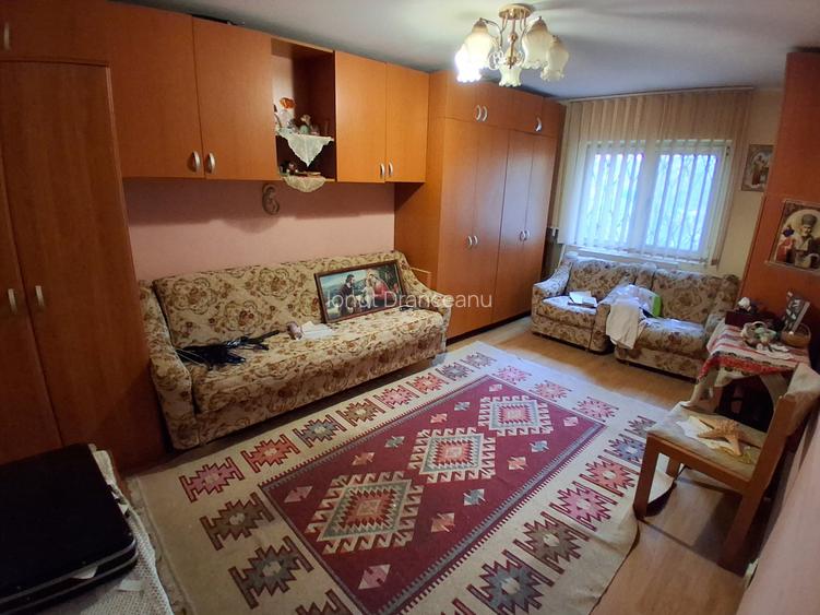 CANTA PROFI 2 CAMERE DECOMANDAT PARTER 48 MP BLOC 1980  COD 160529