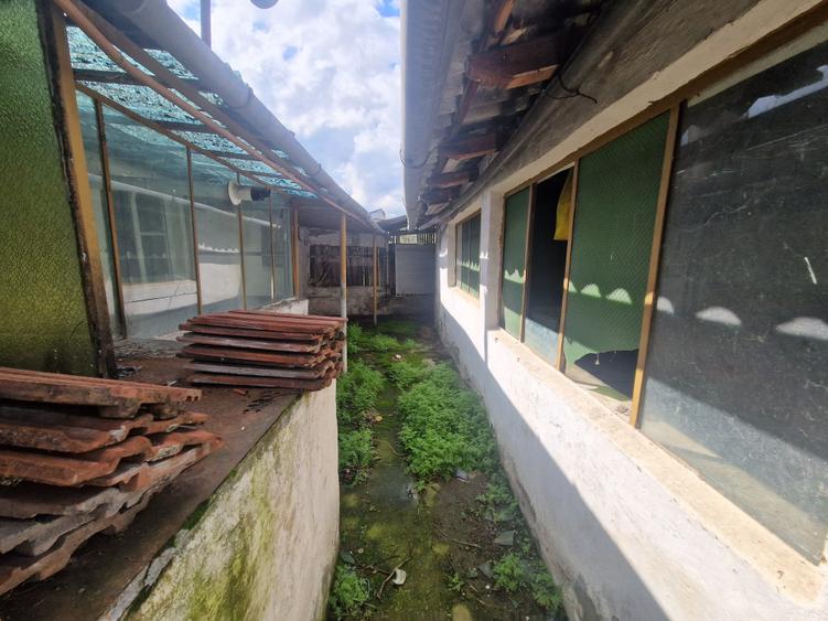 in frumoasa zona RONAT-la vanzare teren cu casa pentru renovare sau demolare - 7